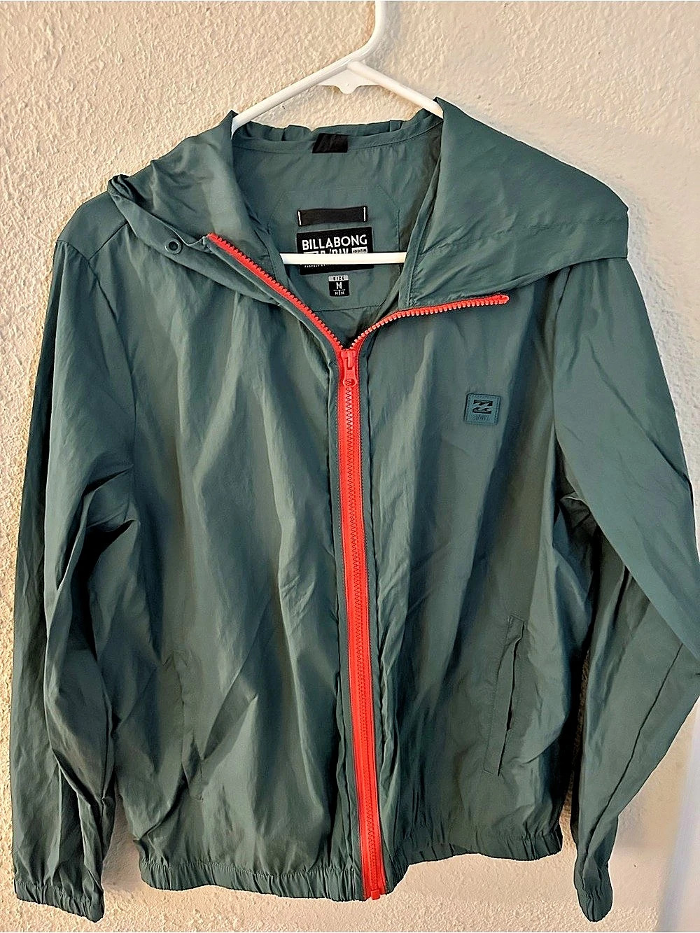 Billabong Hooded Windbreaker in Green & Red Size Medium